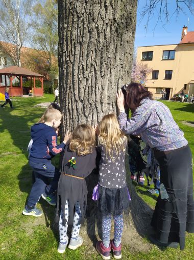 čarodějnický rej na školní zahradě