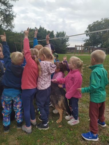 Beseda s policií a ukázka výcviku policejního psa