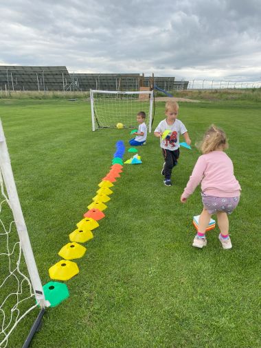 Sportovní dopoledne na fotbalovém hřišti ve Dvorech - projekt "Aktivní září"